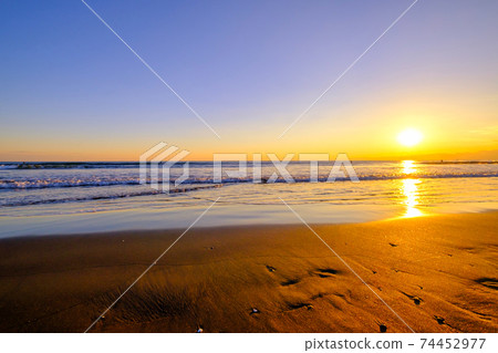 江之島海岸的絕美日落美景 74452977