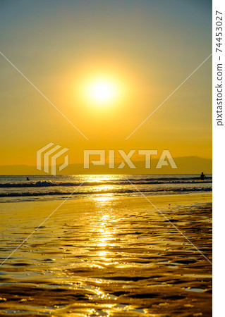 [Enoshima, Kanagawa] The sea illuminated by the setting sun 74453027