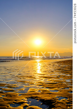 [Enoshima, Kanagawa] The sea illuminated by the setting sun 74453028