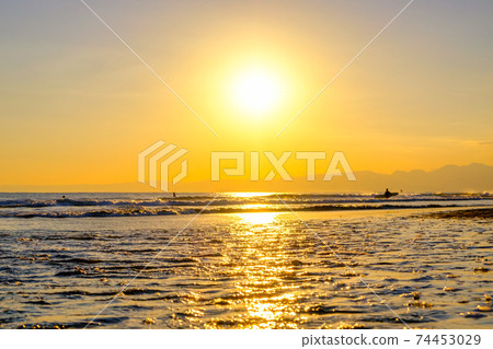 [Enoshima, Kanagawa] The sea illuminated by the setting sun 74453029