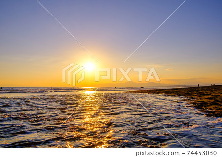 [Enoshima, Kanagawa] The sea illuminated by the setting sun 74453030