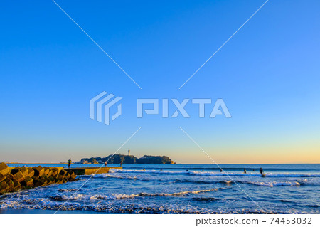 [Enoshima, Kanagawa] The sea illuminated by the setting sun 74453032