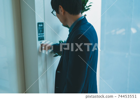 Press the elevator button with the second joint 74453551