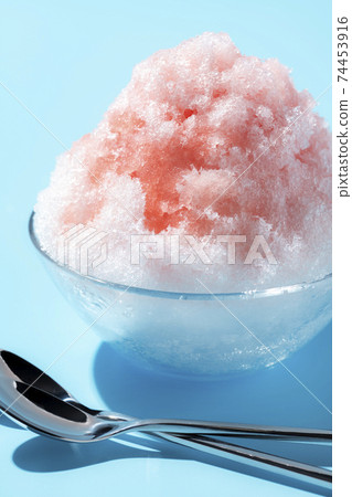 蓬鬆刨冰淺藍色背景 蓬鬆刨冰淺藍色背景 74453916