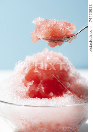Fluffy shaved ice 74453938