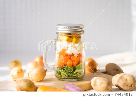 在梅森罐子裡健康飲食蔬菜的形象 在梅森罐子裡健康飲食蔬菜的形象 74454012