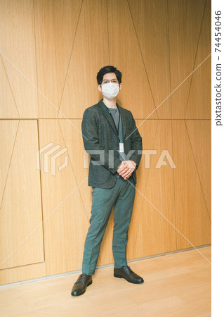 一個男人在夾克麵包中工作 74454046