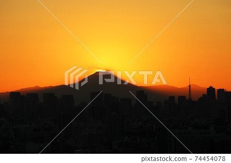 從船塔禮拜堂眺望夕陽下的鑽石富士 74454078