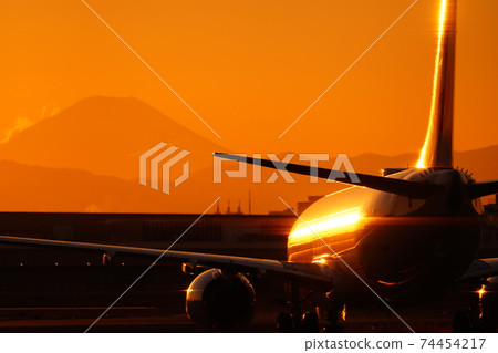 B737在夕陽下滑行 74454217