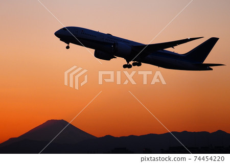 Dream liner who took off from Mt. Fuji 74454220
