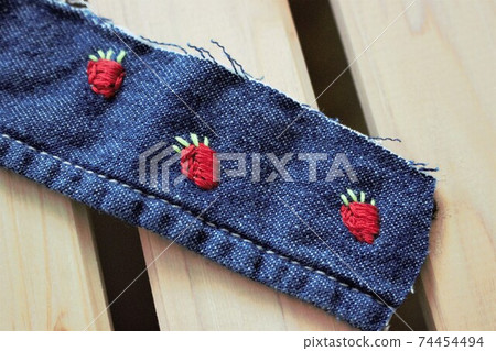 一塊帶有草莓刺繡的牛仔布 一塊帶有草莓刺繡的牛仔布 74454494