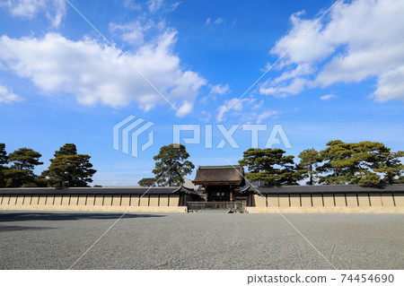 京都市龜谷區京都御所的風景 冬天的天空 京都御苑 Kenreimon 2月 照片素材 圖片 圖庫