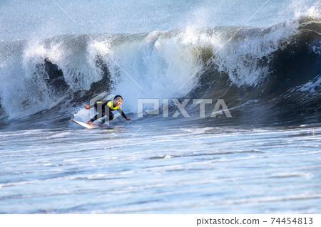 Elementary school boy surfing in Shonan Elementary school boy surfing in Shonan 74454813