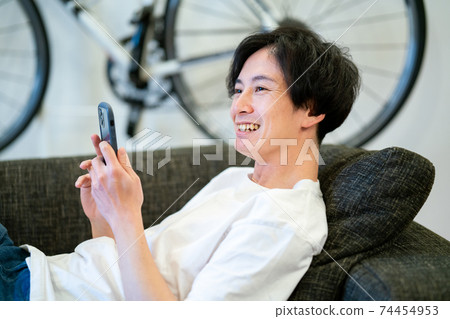 享受語音傳遞SNS的男人 享受語音傳遞SNS的男人 74454953