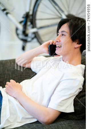 一名男子呼籲智能手機 一名男子呼籲智能手機 74454956