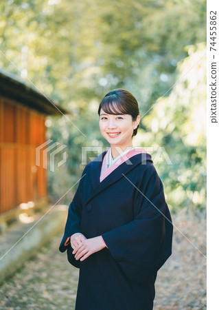 一名二十多歲的婦女穿著樸素的和服外套 74455862