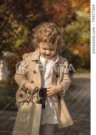 Blurred natural Autumn background with a girl in Sunglasses Blurred natural Autumn background with a girl in Sunglasses 74457304