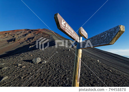 從會平山的山脊看到的富士山的山頂 74458878