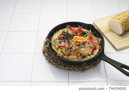 Fluffy long moyaki made with skillet, home-drinking snacks Fluffy long moyaki made with skillet, home-drinking snacks 74459089