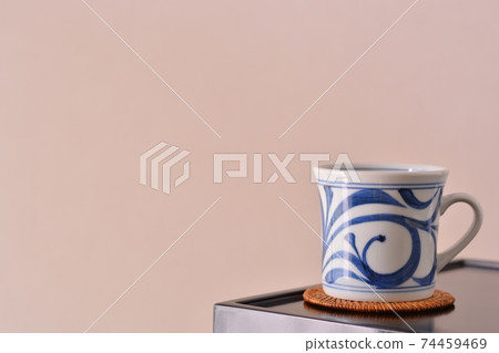 Tobe ware陶瓷。帶杯子的漆展示架（副本空間，軟焦點） 74459469