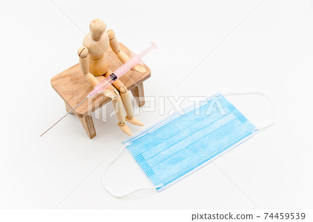 新的冠狀病毒疫苗接種的圖像：注射器，人和無紡布口罩 74459539