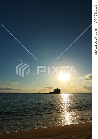 島津島從阿祖里海灘(Azuri Beach)到鈴木島的夜景 島津島從阿祖里海灘(Azuri Beach)到鈴木島的夜景 74459610