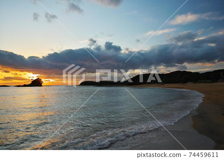島津島從阿祖里海灘(Azuri Beach)到鈴木島的夜景 島津島從阿祖里海灘(Azuri Beach)到鈴木島的夜景 74459611