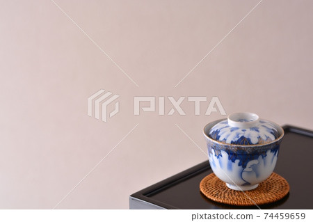 Antique Imari ware ceramics. Lacquered bowl with lid on display shelf (copy space, soft focus) Antique Imari ware ceramics. Lacquered bowl with lid on display shelf (copy space, soft focus) 74459659