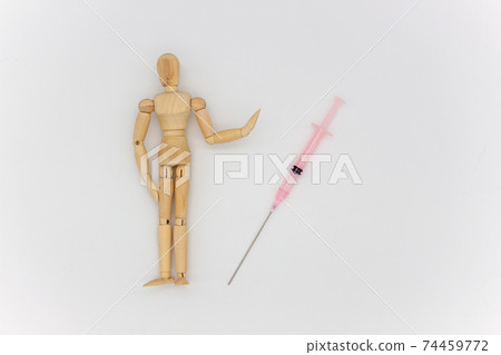 拒絕新的冠狀病毒疫苗接種的圖片：注射器和人 74459772