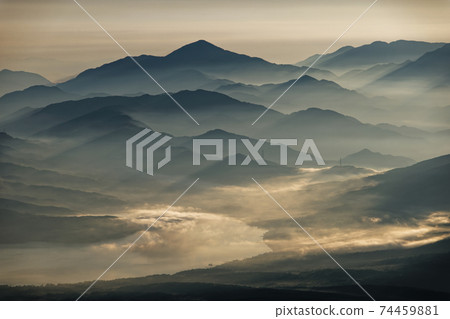 大富士山和山中湖從富士山和會平山看到的早晨陰霾 照片素材 圖片 圖庫