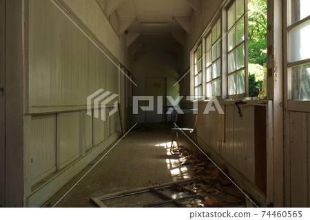 山梨縣E古城小學廢棄的音樂室 74460565