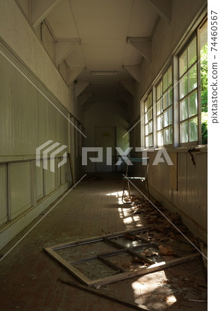 山梨縣E古城小學廢棄的音樂室 74460567