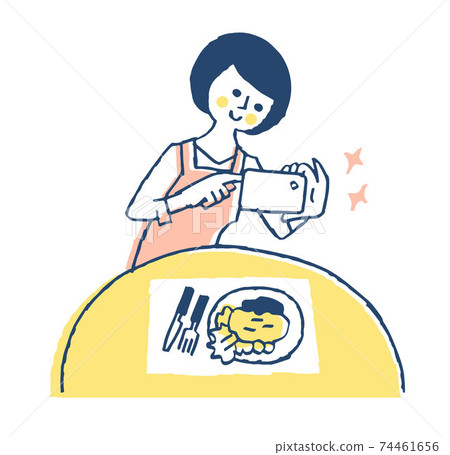 家庭主婦在她的智能手機上拍照的食物 74461656