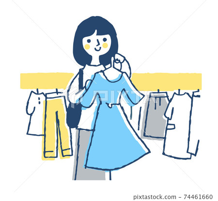 購物婦女選擇衣服 購物婦女選擇衣服 74461660