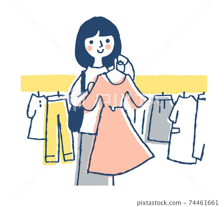 購物婦女選擇衣服 購物婦女選擇衣服 74461661
