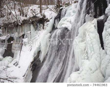 Masumino Falls, Hokkaido: Frozen waterfall in midwinter 74461963