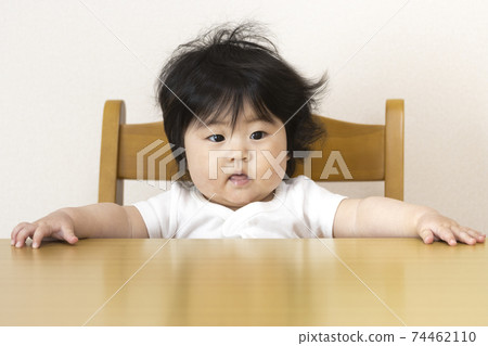 Baby sitting at the table (0 years old, 7 months old, girl, Japanese) 74462110