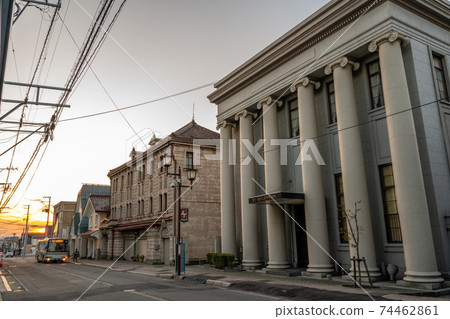 Nanakamachi-dori, Aizuwakamatsu City, dusk, 300-year-old stone Shirakiya Museum, a historical romance that flourished from the late Edo period to the Meiji period Nanakamachi-dori, Aizuwakamatsu City, dusk, 300-year-old stone Shirakiya Museum, a historical romance that flourished from the late Edo period to the Meiji period 74462861