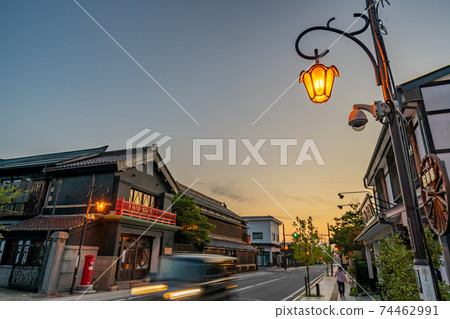 Aizuwakamatsu City, Fukushima Prefecture, Nanakamachi Dori, where you can feel the historical romance, at dusk 74462991