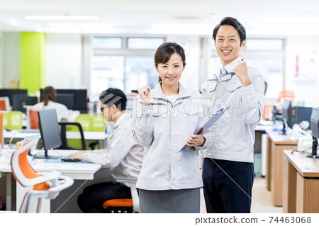 Business person smiling in the office 74463068