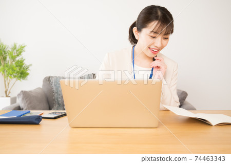 女人在她的筆記本上遠程辦公 女人在她的筆記本上遠程辦公 74463343