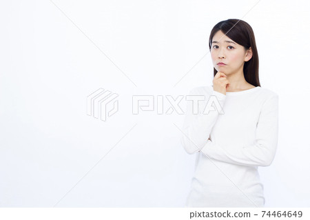 30多歲的婦女擔心白色背景 照片素材 圖片 圖庫