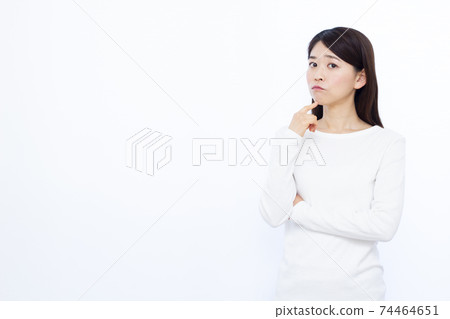 30多歲的婦女擔心白色背景 74464651