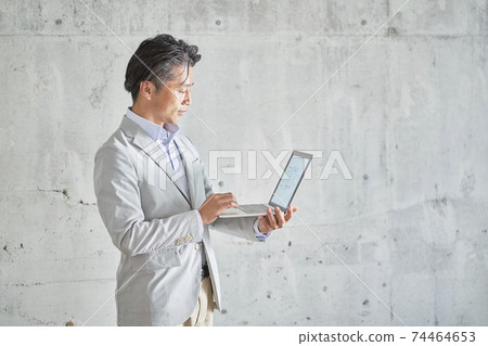 男性肖像電腦 74464653