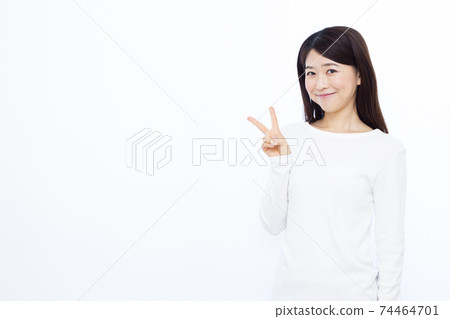 她三十多歲的女人做和平白色背景 74464701