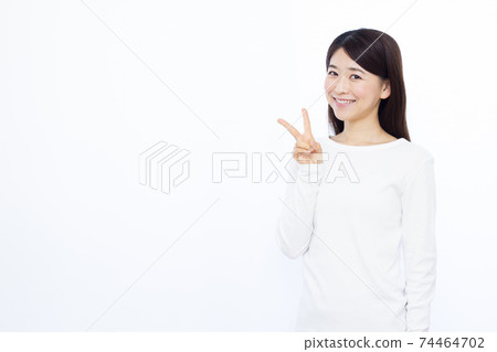 她三十多歲的女人做和平白色背景 74464702