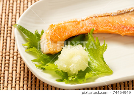 Grated radish and perilla. (Attached to grilled salmon with salt.) Grated radish and perilla. (Attached to grilled salmon with salt.) 74464949