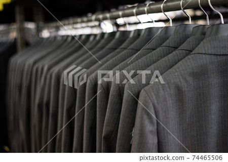 照片材料中排列了許多辦公室工作服 74465506