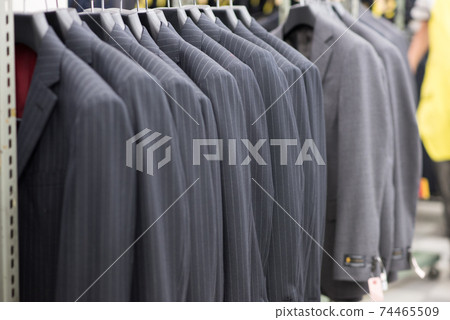 照片材料中排列了許多辦公室工作服 74465509