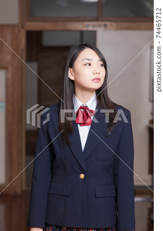 高中女生走在走廊上,高中生 高中女生走在走廊上,高中生 74465712